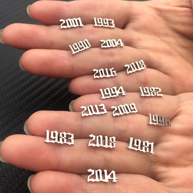 Women'S Fashion Year 2000 - Küçük yıl sayı paslanmaz çelik küpe